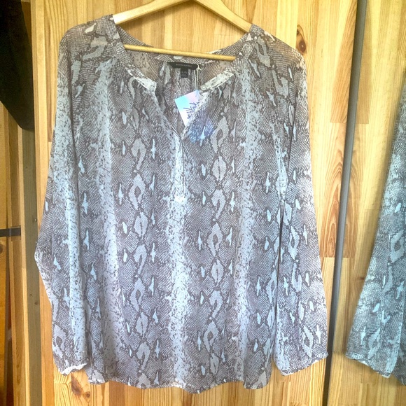 🛍️ 2/$20 🛍️ Banana Republic sheer snakeskin print blouse (XL) - Picture 1 of 7